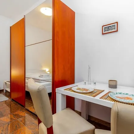 Black & White, Cherry & Blue Appartement Rijeka