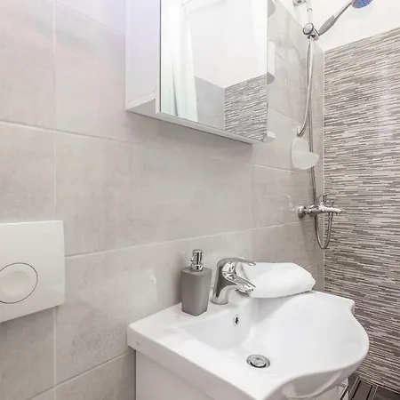 Black & White, Cherry & Blue Appartement