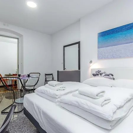 Black & White, Cherry & Blue Apartment *