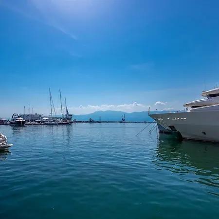 Daire Black & White, Cherry & Blue Rijeka