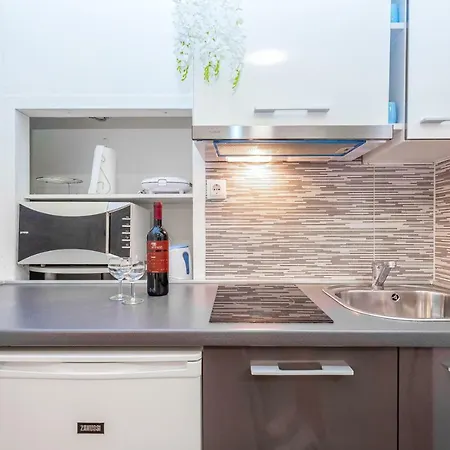 Black & White, Cherry & Blue Apartment Rijeka