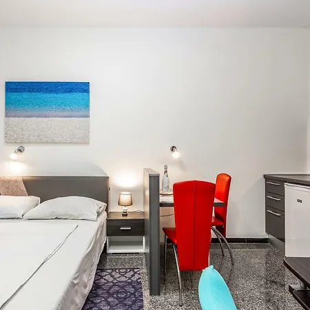 Black & White, Cherry & Blue Daire Rijeka